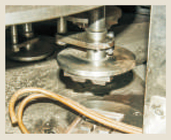 Πολυσύνθετη αυτόματη γραμμή παραγωγής καλαθιών βαφλών με το κατοχυρωμένο με δίπλωμα ευρεσιτεχνίας σύστημα πύργων πίεσης.